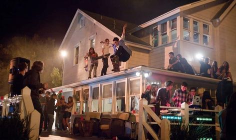 Airbnb shuts down 'party house' rentals Frat Boy Aesthetic, House Party Aesthetic, High School Parties, Warner Bros Studio Tour, American Party, American High School, Warner Bros Studios, American Teen, Police Report