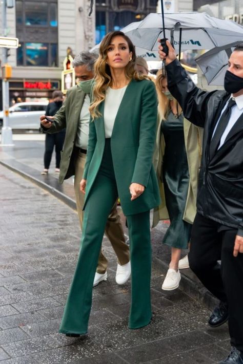 Powerful Work Outfits, Leadership Photos, Ceo Wardrobe, Waxing Diy, Green Suit Women, Jessica Alba Outfit, Interview Outfits, Jessica Alba Style, Powerful Woman