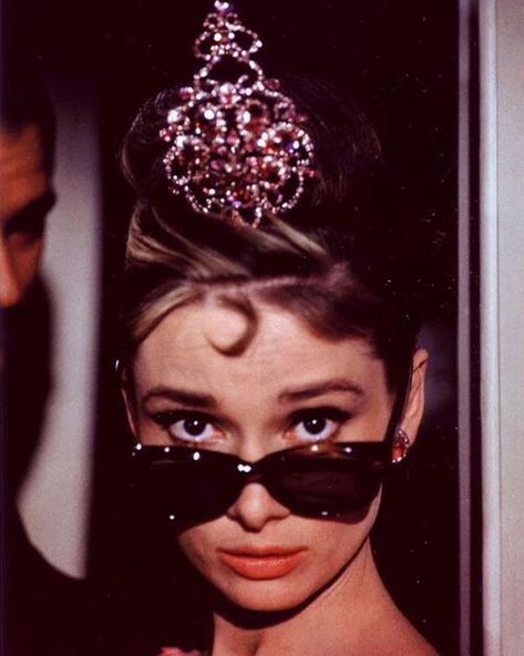 Audrey Hepburn 🦋 on Instagram: “Audrey Hepburn photographed on the set of Breakfast at Tiffany's, 1961 #NationalEyewearDay #AudreyHepburn #BreakfastAtTiffanys…” Audrey Hepburn Wallpaper, Breakfast At Tiffany's Movie, Audrey Hepburn Breakfast At Tiffanys, Aubrey Hepburn, Audrey Hepburn Photos, Holly Golightly, Audrey Hepburn Style, Terry Richardson, Hepburn Style