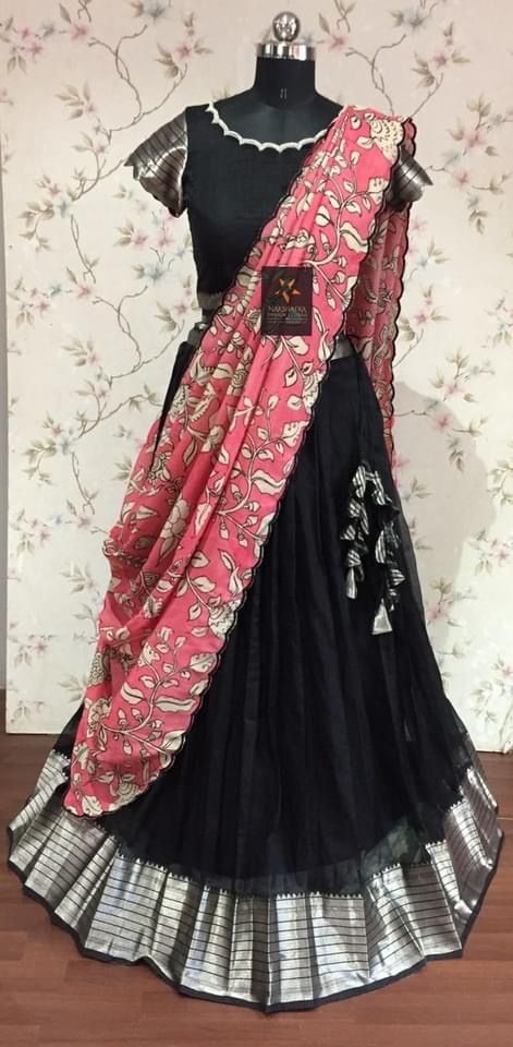 Black Narayanpet Half Saree, Mangalagiri Long Frocks, Langa Voni Half Saree Simple, Kalamkari Langa Voni Half Saree, Mangalagiri Blouse Designs, Langa Oni Designs, Kalamkari Dupatta With Dress, Half Saree Lehenga Langa Voni, Kalamkari Langa Voni