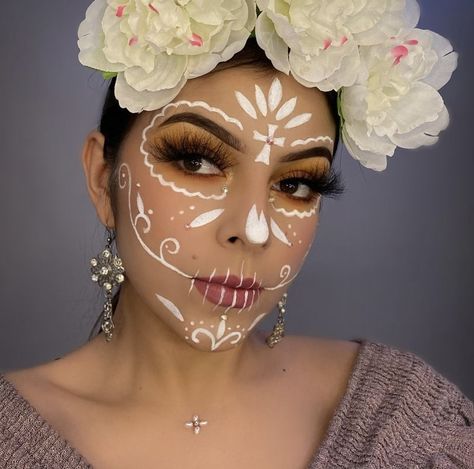 White Dia De Los Muertos Makeup Ideas, White Catrina Makeup, Sugar Skull Makeup Easy Simple, White Sugar Skull Makeup, Dia De Los Muertos Face Paint Ideas, White Skeleton Makeup, Sugar Skull Face Paint Easy, Simple Day Of The Dead Makeup, Day Of The Dead Makeup Easy