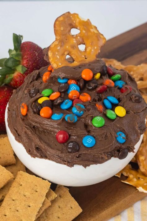 Brownie Batter Dip - An Easy No-Bake Dessert Recipe - Attempts At Domestication Brownie Dip, Brownie Batter Dip, Filled Candy, Cake Dip, Christmas Brownies, Box Brownies, Easy No Bake Desserts, Dessert Dips, Brownie Batter