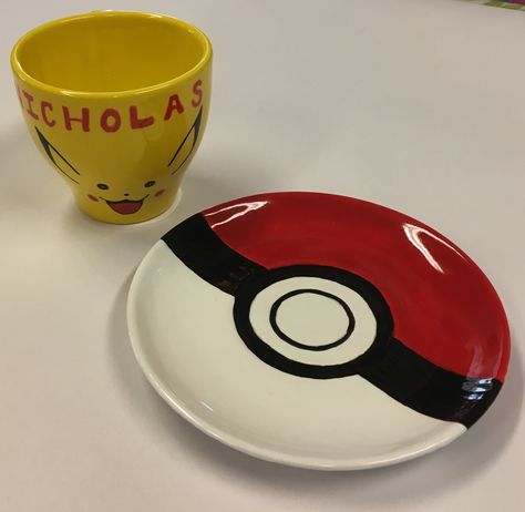 Pokemon Ceramics Ideas, Pokemon Pottery Painting, Pokemon Plate, Pokemon Pottery, Pokemon Ceramics, Clay Pokemon, Ceramic Cafe, Diy Pottery Painting, Clay Plates