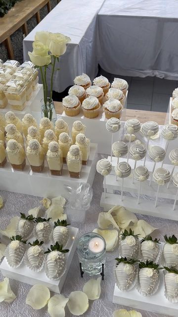 Wedding Food Stations, Wedding Snacks, Mini Dessert Cups, Bridal Shower Desserts, Bridal Shower Inspo, Dessert Bar Wedding, Party Dessert Table, Mini Dessert, Wedding Treats