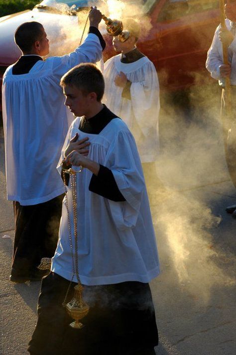 A Corpus Christi procession. Altar Server, Traditional Catholicism, Latin Mass, Catholic Images, Ayat Alkitab, Catholic Quotes, Roman Catholic Church, Eucharist, Catholic Art