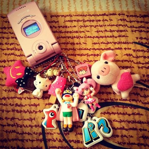 Japanese Keychains Charms, Japanese Phone Charm Aesthetic, Tumblr Girly Aesthetic 2013, Creepy Cute Fashion, 2013 Swag Era, Kawaii Phone Case, Flip Phone, Got Game, Phone Charms