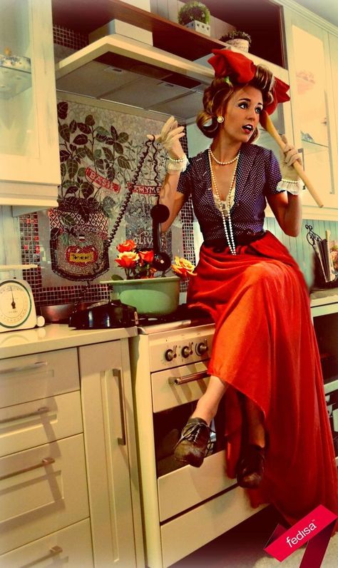 Housewife Photoshoot Fashion Photography, 50s Housewife Photoshoot, Retro Kitchen Photoshoot, 70s Housewife Aesthetic, 50s Women Aesthetic, 70s Housewife Fashion, Modern Housewife Fashion, 60s Housewife Aesthetic, Housewife Aesthetic Dress