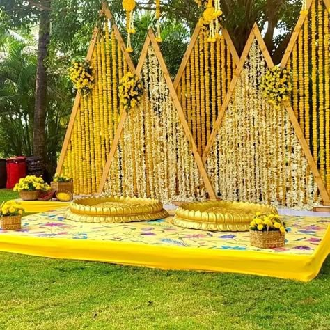 Onam Celebration Stage Decoration, Indian Jago Decorations, Pithi Backdrop, Saree Decoration Ideas On Wall, Haldi Backdrop Ideas, Onam Decoration Ideas, Marriage Decoration Stage, Haldi Decoration Ideas Backdrops, Mehandi Backdrop