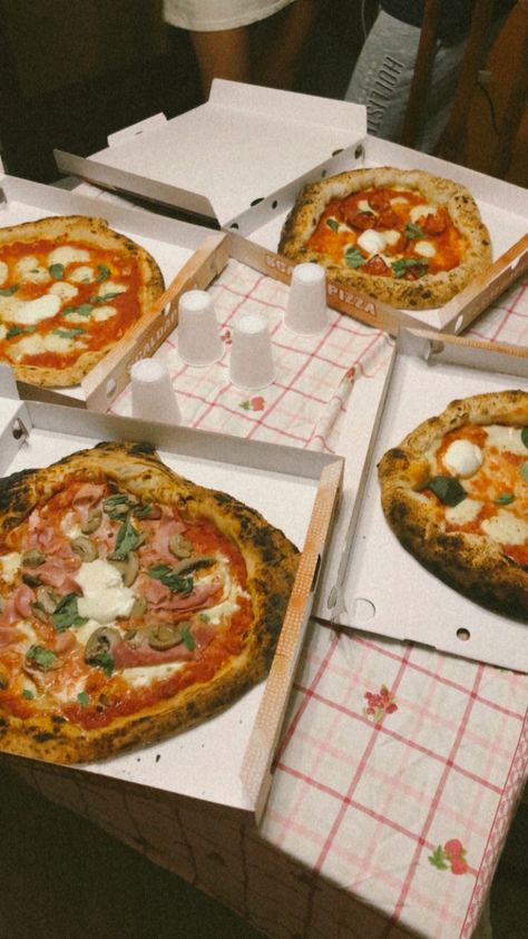 #pizza #italianpizza #italy #foodcoma #aesthetic #food Pizza Boxes Aesthetic, Pizza Box Aesthetic, Aesthetic Pizza Pictures, Box Photoshoot, Golden Pizza, Aesthetic Pizza, Pizza Pictures, Pizza Photo, Wine Pairings