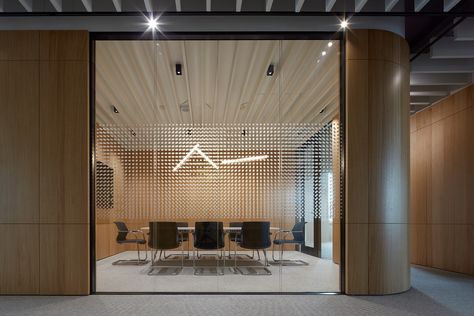 Meeting room Glass Graphics, Modern Office Interiors, Office Meeting Room, Look Office, Glass Office, Office Pictures, Modern Office Design, Brown Photography, Corporate Interiors