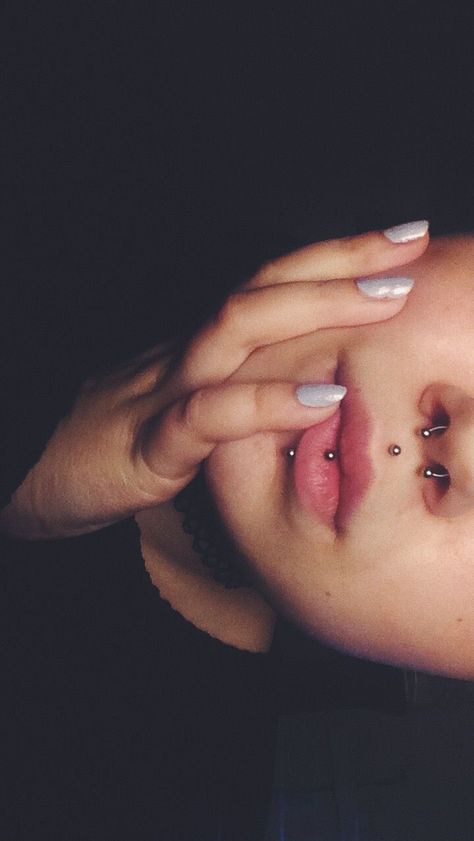 Septum Medusa Labret, Vertical Labret And Medusa, Madussa Piercing, Medusa And Septum Piercing, Septum And Medusa Piercing, Medusa Piercing Aesthetic, Double Eyebrow Piercing, Different Lip Piercings, Septum Labret