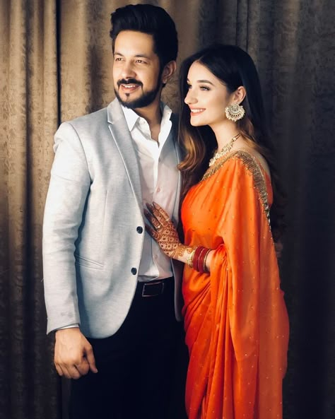 Couple Pose In Traditional Dress, Couple Poses In Sarees, Saari Poses Couple, Couple Traditional Outfits Indian Saree, Couple Photoshoot Poses Indian Saree, Couple Poses In Ethnic Wear, Couples Traditional Photoshoot, Traditional Couple Photos, Couple Poses With Saree