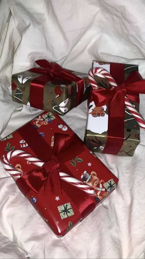 Gifts On Bed, Christmas Gift Aesthetic, Winter Basket, Christmas Dreaming, Social Media Strategist, Cosy Christmas, Christmas Themes Decorations, Christmas Feeling, Christmas Inspo