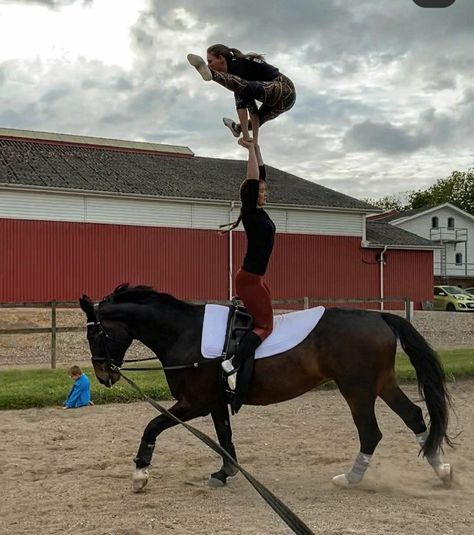 Equestrian Vaulting Moves, Equestrian Vaulting, Vaulting Equestrian, Horse Vaulting, Horse Videos, Show Jumping, Vaulting, Horseback Riding, Karate