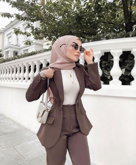 Buisness Outfits, Stylish Office Wear, Business Dress Women, Estilo Hijab, Hijab Look, Modern Hijab Fashion, Hijab Fashionista, Professional Outfits Women, Hijabi Fashion Casual