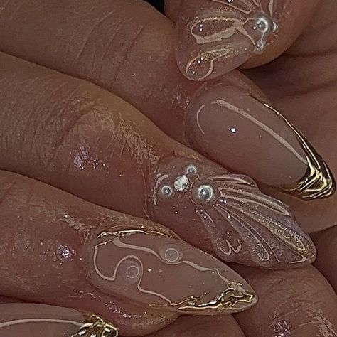 Mermaid Nails Design, Siren Nails, Cateyes Nails, Seashell Mermaid, Seashell Nails, Classy Halloween Costumes, Classy Halloween, August Nails, Mermaid Nails