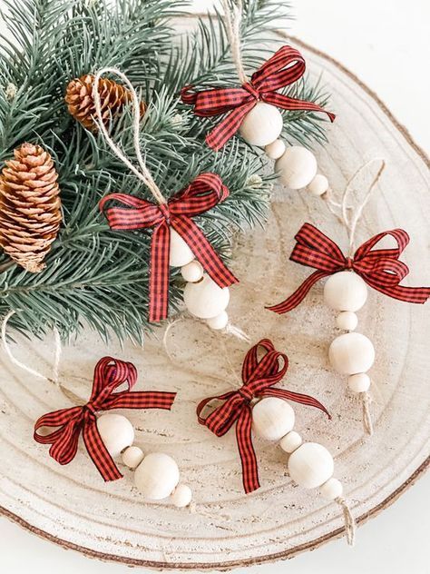 pretty and easy to make rustic Christmas ornaments of wooden beads and red plaid bows are great for styling a tree Natal Boho, Nordic Ornaments, Beaded Ornaments Diy, Modern Farmhouse Diy, Rustic Christmas Ornaments, Flocked Trees, Farmhouse House, Beaded Christmas Ornaments, Holiday Crafts Christmas