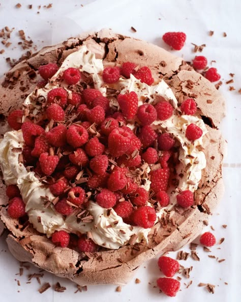 Nigella Lawson’s chocolate raspberry pavlova - delicious. Magazine Raspberry Pavlova, Pavlova Recipe, Dessert Aux Fruits, Nigella Lawson, God Mat, Chocolate Raspberry, Pavlova, Healthy Dessert, Puddings