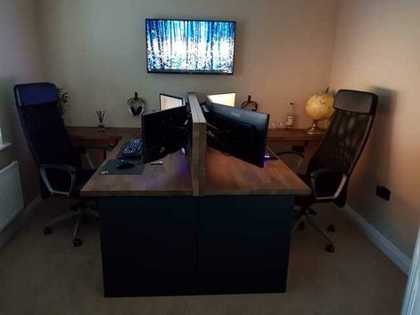 His and Hers - Triple Monitor Battlestations - Imgur Diy Pc Desk, Double Home Office, Couple Gaming Room Setup, Room Ideas Men, Games Room Inspiration, Home Office Layouts, Couple Room, Computer Desk Setup, Gaming Room Setup