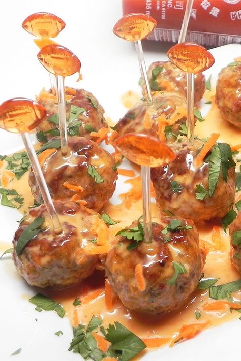 Looking for appetizer recipes? Try cooking these bang bang siracha cocktail meatballs. Use ground chicken, ground pork, bread crumbs, and sriracha sauce to cook the best meatballs for an appetizer, snack, finger food, football food, potluck, or Super Bowl party food. Easy Cocktail Meatballs, Tater Tot Bake, Cocktail Meatball Recipes, Cocktail Meatballs, Chicken Jerky, Appetizer Meatballs, Game Day Appetizers, Meatballs Recipe, Chicken Meatballs