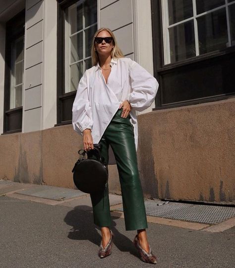 Ways to wear leather: Tine wearing green leather trousers Green Leather Pants, Lederhosen Outfit, Elegantes Outfit Damen, Leather Pants Outfit, Autumn Trends, Emo Outfits, Looks Street Style, Outfit Trends, Winter Trends