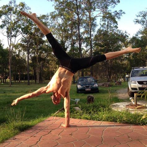 Handstand Pose Reference, One Arm Handstand, Hand Stand, One Hand Handstand, Handstand Pictures, Handstand Photography, Cool Handstand Poses, Handstand Training, Handstand Calisthenics