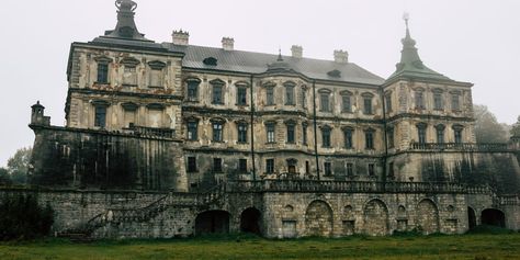 Castles Around The World, Abandoned Palace, Heritage Aesthetic, Bodiam Castle, Homes Of The Rich, Haunting Photos, Castle Mansion, Abandoned Mansions, World Photo