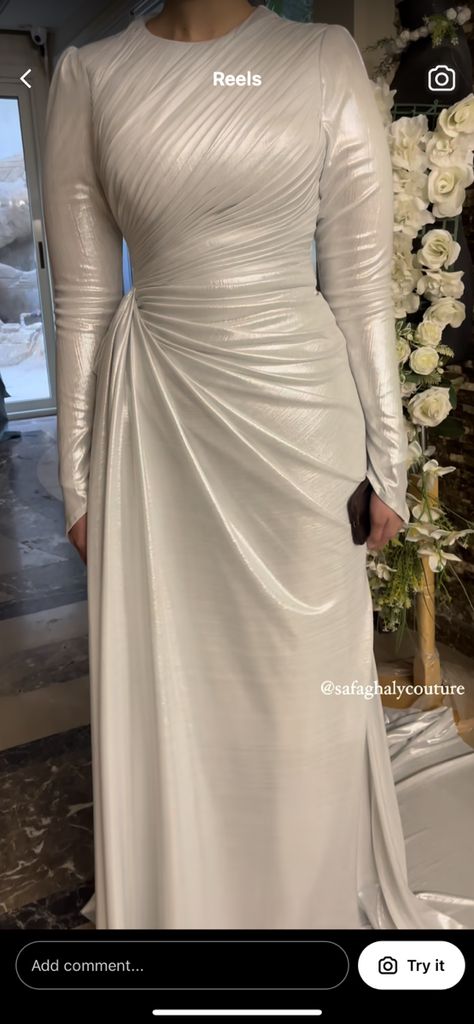 Sorie Dresses For Hijab, Satin Dresses Hijab, Outfits For Wedding Guest, Hijab Engagement Dress, Engagement Dress Hijab, Soiree Dresses For Hijab, Hijab Prom Dress, Hijab Soiree, Elegant Silk Dresses