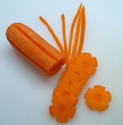 carrot flowers Carrot Food Art, Sweetened Carrots, Dear David, Sandwich Salad, Food Garnish, Iran Food, Carrot Flowers, Mini Carrots, Diy Edible