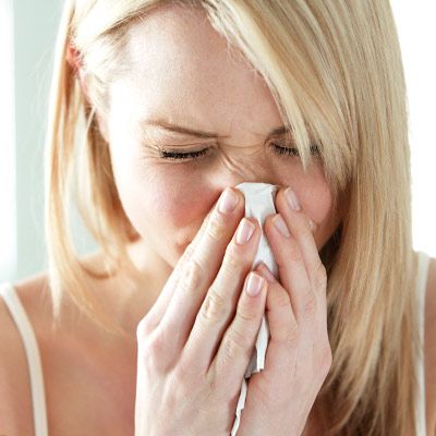 Leading experts in dermatology, makeup, and hair offer advice on how to look your best when you're battling spring and summer allergies. Heal Skin Fast, Summer Allergies, Seasonal Allergy Relief, Makeup Basics, Allergy Season, Allergy Relief, Clean Beauty Products, Seasonal Allergies, Everyday Health