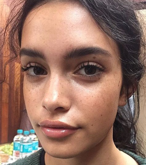 pinterest//annarshapiro Makeup On Freckled Skin, Clear Skin Freckles Face, Tan Freckled Skin, Light Freckles On Nose Aesthetic, Makeup Brown Eyes, Brown Hair Brown Eyes Freckles Girl, Pretty Brown Eyes, No Makeup Makeup, Natural Glowy Makeup