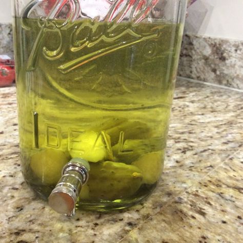 Pickle Shots Recipe Vodka, Pickle Infused Vodka, Infused Vodka Recipes Diy, Pickle Lemonade, Pickle Shots, Pickle Juice Shots, Apple Pie Moonshine Drinks, Pickle Vodka, Infused Liquors