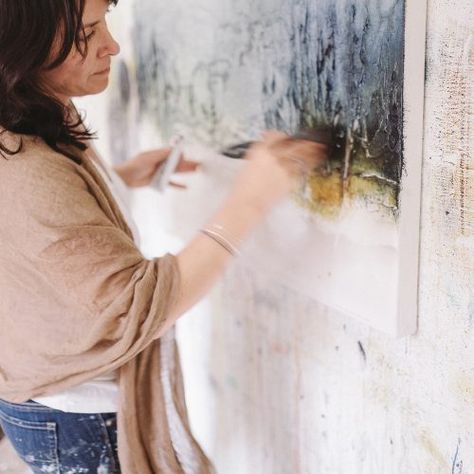 Interview with Laura Harris – Modern Home Magazine Laura Harris Art, Laura Harris, Art Retreats, Professional Painters, Home Magazine, First Art, Landscape Artist, Art Practice, Creative People