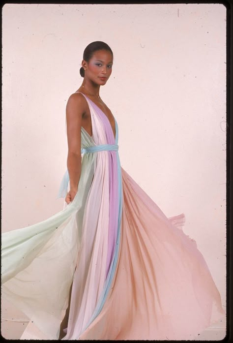 Beverly Johnson in Halston,1970s ---- An amazing woman : the 1st black model to appear on the cover of American Vogue in August 1974. and the 1st black woman to appear on the cover of the French edition of Elle.  http://en.wikipedia.org/wiki/Beverly_Johnson 70s Mode, Haute Couture Style, Beverly Johnson, Halston Dress, 70s Glam, Plum Dress, Elsa Peretti, Fashion Icons, 1970s Fashion