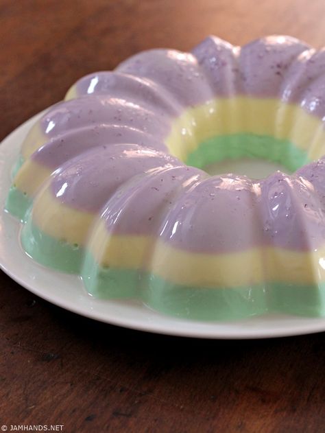 I know I've mentioned this before, but I absolutely love Jello recipes. This beautiful pastel jello mold is a wonderful potluck dish for ... Pastel Jello, Easter Jello, Layered Jello Recipe, Jello Treats, Jello Deserts, Congealed Salads, Jello Mold Recipes, Mold Recipes, Jello Gelatin