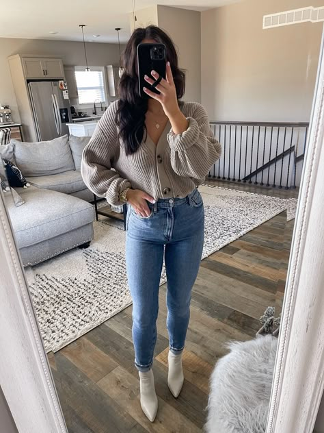 Sock Booties Outfit, White Booties Outfit, Uggs Outfit Winter, Booties Outfit Fall, Sweater And Jeans Outfit, Straight Jeans Outfit, High Waisted Jeans Outfit, Sock Bootie, Knit Sweater Outfit