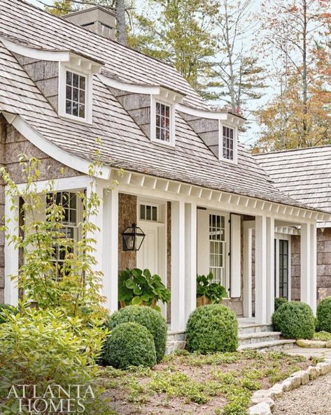 #LuxuryExteriorLighting Code: 1082613678 #ExteriorDesignHome Country Curb Appeal, Estilo Charleston, House Country, Mountain Cottage, Hill Interiors, North Carolina Homes, Atlanta Homes, Beach Cottage Style, Cottage Design