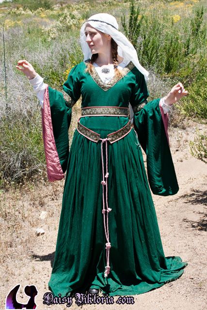 Green Bliaut by daisyviktoria Sca Costumes, Turkish Clothing, Medieval Gown, Medieval Garb, Medieval Clothes, Medieval Woman, Queen Costume, Medieval Costume, Century Clothing