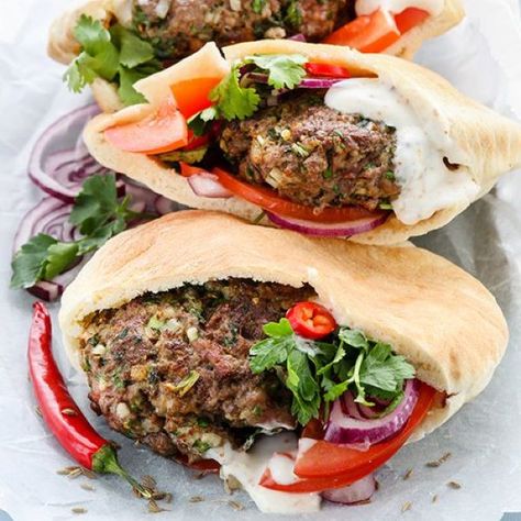 Hamburger méditerrané. Kijk voor de bereidingswijze op okokorecepten.nl. Falafel Recipe Easy, Falafel Pita, Bbq Festival, Baked Falafel, Falafel Recipe, Summer Menu, Grilled Burgers, Mid Summer, Shredded Lettuce