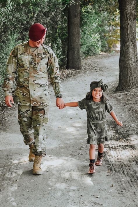 Army Family Pictures, Soldier Photoshoot, Graduation Pictures With Parents, Military Family Pictures, Army Photoshoot, Deployment Pictures, Military Photoshoot, Yea Party, Army Photography