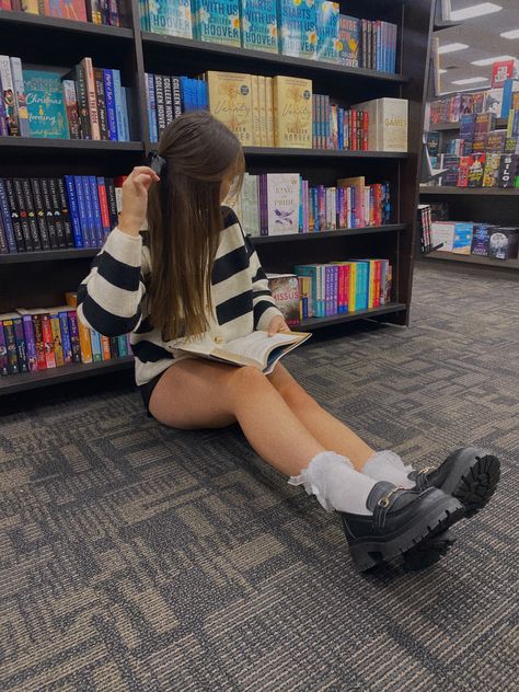 Book store library aesthetic outfit photo idea Library Photo Shoot, Reading Pictures, Ideas For Instagram, Library Pictures, Cute Engagement Photos, Friend Pictures Poses, Book Festival, Book Instagram, Photography Posing Guide