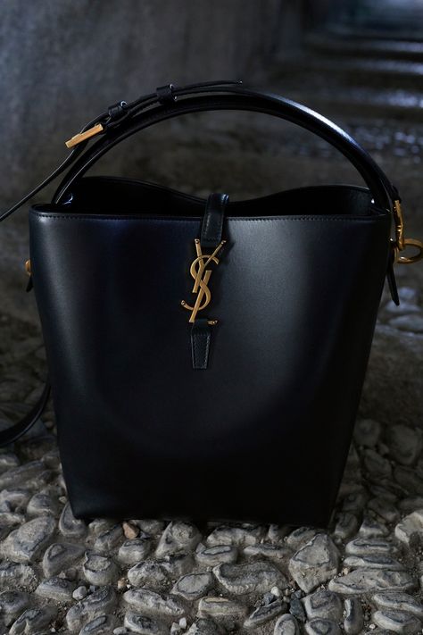 Sac Yves Saint Laurent, Saint Laurent Aesthetic, Ysl Tote Bag, Ysl Tote, Saint Laurent Purse, Ysl Handbags, Juergen Teller, Expensive Handbags, Saint Laurent Handbags