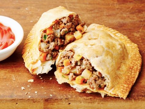 Cabin Dinners, Yooper Pasty Recipe, Business Ideas Food, Pasty Recipe Michigan, Savoury Board, Michigan Pasties, Meat Hand Pie Recipe, Homemade Pasties, Beef Pasties