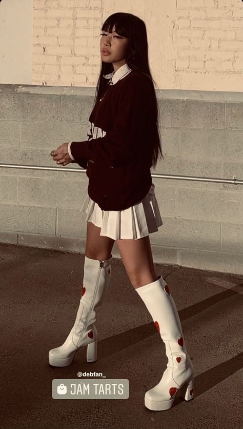 White Platform Boots Outfit Winter, Cream Platform Boots Outfit, How To Style Platform Boots, Platform Boots Outfit Winter, Chunky Platform Boots Outfit, White Platform Boots Outfit, Outfits With Platform Boots, Platform Boot Outfit, Enby Outfits