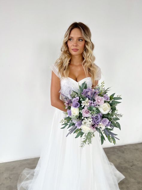 Lavender And White Themed Wedding, White Green And Lilac Wedding Flowers, Sage Green And Lavender Centerpieces, Purple Blue Wedding Flowers, Sage Green And Lavender Wedding Theme, Lilac And Cream Wedding, Sage Green And Lilac Wedding, Lilac And Green Wedding, Lilac Bouquet Wedding