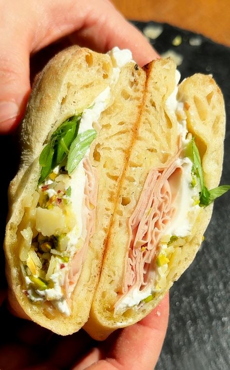 Mortadella Sandwich, Prosciutto Sandwich, Burrata Pizza, Pizza Sandwich Recipe, Burrata Recipe, Picnic Food Ideas, Picnic Sandwiches, Coleslaw Salad, Summer Sandwiches