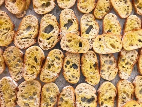 Bruchetta Bread, Salad Croutons, Garlic Bruschetta, Stale Bread Recipes, Greek Appetizer, Bruschetta Bread, Creamy Crab Dip, Bruschetta Toast, How To Make Bruschetta