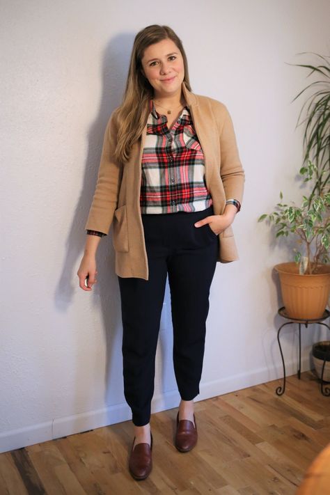 Flannel Work Outfit, Christmas Sweatshirt Outfit, Plaid Top Outfit, Social Worker Outfits, Simple Christmas Outfits, Flannel Shirt Outfit, Seattle Style, Flannel Outfit, Plaid Shirt Outfits