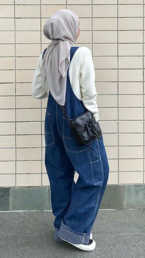 Overalls Hijab Outfit, Ootd Overall Jeans, Hijabi Overalls Outfit, Outfit Baju Kodok, Hijab 90s Style, Outfit 80s Style Hijab, Ootd Jumpsuit Hijab Jeans, Jumpsuit Outfit Hijab Style, Jumpsuit Hijab Outfit