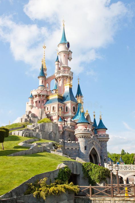 Disney Castle Paris, Euro Disney Paris, Sleeping Beauty Castle Disneyland, Disney Universe, 2023 Board, Disney World Castle, Paris 2023, Disney Paris, Sleeping Beauty Castle